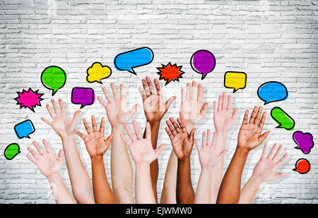 Der Multi-ethnischen Menschen Handzeichen mit Sprechblase. Stockfoto