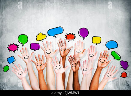 Der Multi-ethnischen Menschen Handzeichen mit Sprechblase. Stockfoto