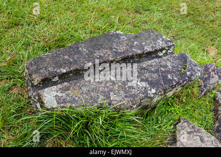 Peru, Machu Picchu.  Carved für eine unvollendete Bewässerungskanal, Erhöhung der Stadtwasserversorgung Steinen.  Warum mehr diese Arbeit? Stockfoto