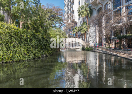 Der San Antonio River Walk ist ein Netzwerk von Gehwege entlang der Ufer des Flusses San Antonio, San Antonio, Texas, USA Stockfoto