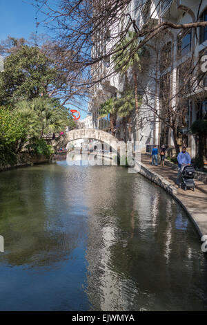 Der San Antonio River Walk ist ein Netzwerk von Gehwege entlang der Ufer des Flusses San Antonio, San Antonio, Texas, USA Stockfoto