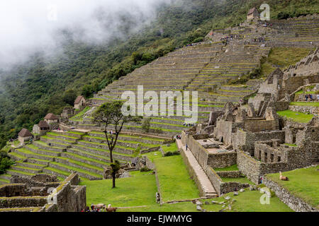 Peru, Machu Picchu.  Landwirtschaftlichen Terrassen unterhalb der Hauptwache (oben rechts); Königliche Residenz, unten rechts. Stockfoto