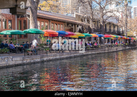 Der San Antonio River Walk ist ein Netzwerk von Gehwege entlang der Ufer des Flusses San Antonio, San Antonio, Texas, USA Stockfoto