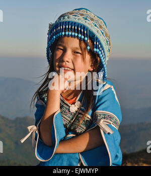 Akha Minderheiten Kind posiert auf der Oberseite der Phu Chi Fah, Chiang Rai, Thailand Stockfoto