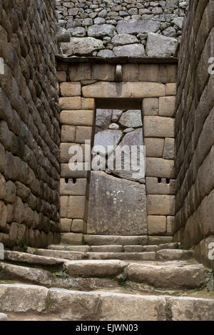Peru, Machu Picchu.  Trapezförmige Tür, Ring oben, Löcher auf beiden Seiten für Verstrebungen Holztür in Ort eindringen zu verhindern. Stockfoto