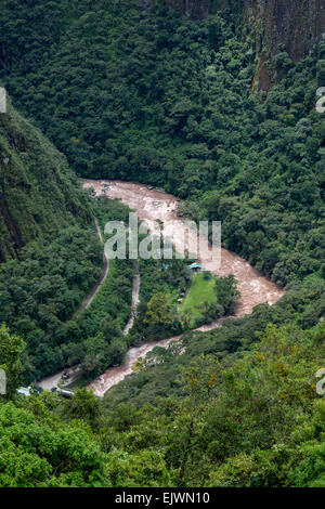 Peru, Machu Picchu.  Urubamba-Fluss, wie aus den Ruinen zu sehen. Stockfoto