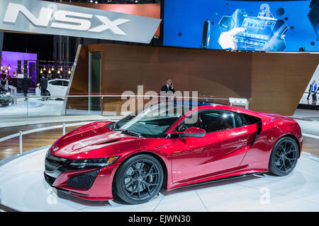 New York, NY - 1. April 2015. Der neue Acura NSX-Hybrid-Sportwagen an der New York International Auto Show.der Auto hat ein neun-Gang-Getriebe und drei Elektromotoren. Bildnachweis: Ed Lefkowicz/Alamy Live-Nachrichten Stockfoto