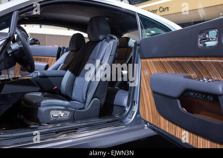New York, NY - 1. April 2015. Ein Detail der Tür und Fahrersitz ein Rolls-Royce Wraith im "Inspired by Film" Paket.  Die Fahrzeugtüren Sport hinten angeschlagen, von Rolls "Trainer Türen" genannt, aber im Volksmund bezeichnet als "Selbstmord Türen." Bildnachweis: Ed Lefkowicz/Alamy Live-Nachrichten Stockfoto