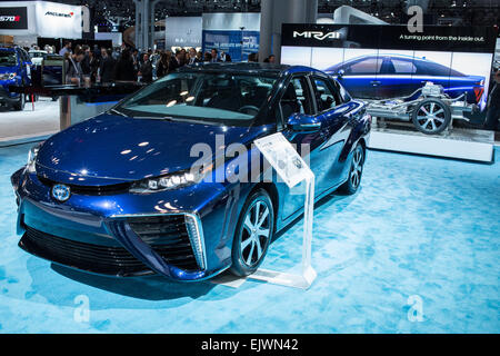 New York, NY - 1. April 2015. Die Toyota-Wasserstoff-Brennstoffzelle angetrieben Mirai an der New York International Auto Show. Toyota plant, das Auto zuerst in Kalifornien, dann im Nordosten der USA. Bildnachweis: Ed Lefkowicz/Alamy Live-Nachrichten Stockfoto