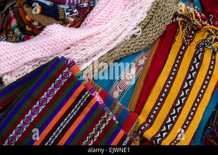 Peru, Urubamba-Tal, Quechua Dorf von Misminay.  Lokal-gewebte Textilien, Schals und Hüte. Stockfoto