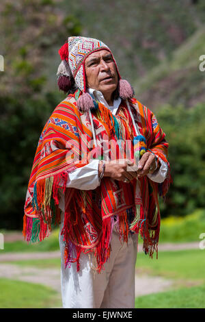 Peru, Urubamba-Tal.  Quechua Priester darstellende Begrüßungszeremonie, Hacienda Urubamba. Stockfoto