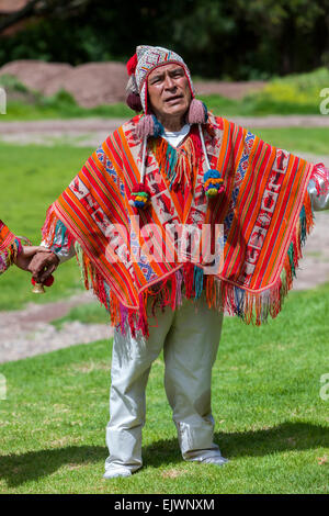 Peru, Urubamba-Tal.  Quechua Priester darstellende Begrüßungszeremonie, Hacienda Urubamba. Stockfoto