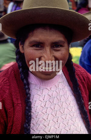 Peru, Pisac.  Quechua-Frau in Hut und Zöpfen. Stockfoto