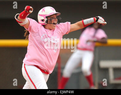 Houston, Texas, USA. 1. April 2015. Houston Krug JULANA SHRUM #8 Runden genüsslich die Grundlagen nach der Kollision mit eines 2-Run Home Run während der NCAA-Softball-Spiel zwischen Houston und Texas vom Cougar Softball Stadium. © Csm/Alamy Live-Nachrichten Stockfoto