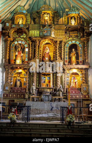 Peru, Maras.  Altar, Kirche San Francisco de Asis, 16.. Jahrhundert. Stockfoto
