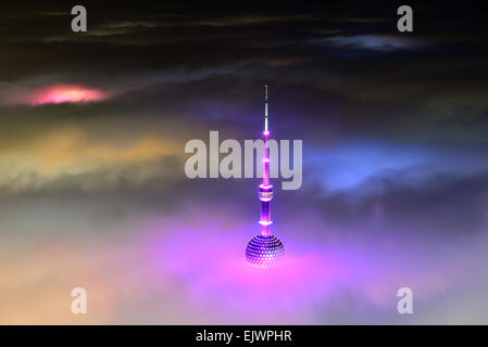 Shanghai. 1. April 2015. Foto aus dem 121. Stockwerk des Shanghai Tower am 1. April 2015 zeigt den Oriental Pearl Radio- und Fernsehturm inmitten dichten Nebel in Shanghai, Ost-China. Bildnachweis: Huang Weiguo/Xinhua/Alamy Live-Nachrichten Stockfoto