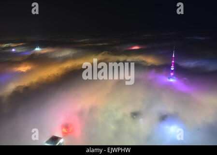 Shanghai. 1. April 2015. Foto aus dem 121. Stockwerk des Shanghai Tower am 1. April 2015 zeigt den Oriental Pearl Radio- und Fernsehturm inmitten dichten Nebel in Shanghai, Ost-China. Bildnachweis: Huang Weiguo/Xinhua/Alamy Live-Nachrichten Stockfoto