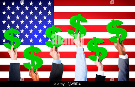 Multi-ethnischen Händen mit Dollarzeichen mit Flagge der USA für den Hintergrund. Stockfoto