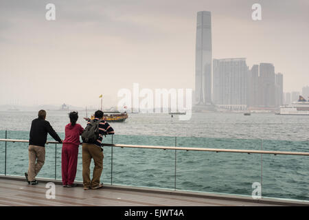 Besucher nach Hong Kong nehmt euch einen Moment ICC International Commerce Centre und Hafen von Hongkong aus den zentralen und westlichen anzeigen Stockfoto