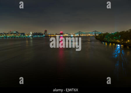 Montreal Downtown und Pont Jacques-Cartier von Pont De La Concorde, St.-Lorenz-Strom Stockfoto
