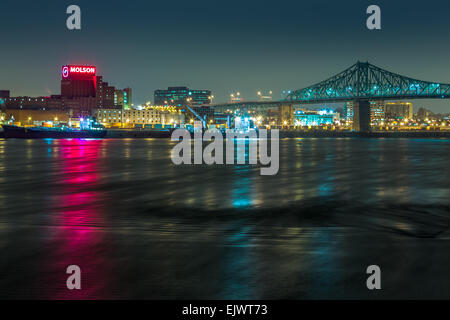 Montreal Downtown und Pont Jacques-Cartier von Pont De La Concorde, St.-Lorenz-Strom Stockfoto