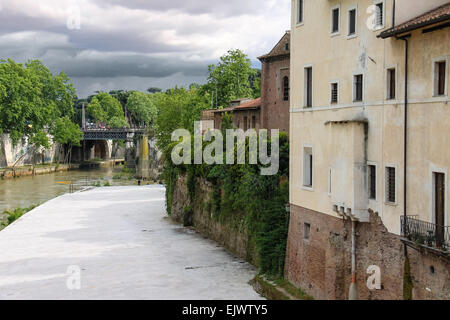 Rom, Italien, 03.Mai 2014: Fischer am Ufer des Tiber in Rom, Italien Stockfoto