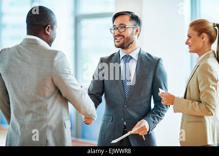 Glücklich Geschäftsleute Händeschütteln nach dem Auftreffen auf deal Stockfoto