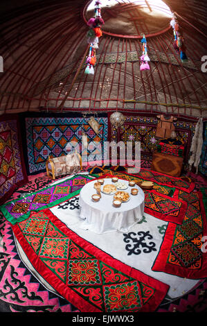 Ethnic nomadischen Haus Jurte Interieur mit Inhaltsverzeichnis Nationalgericht bei Nauryz Feier Stockfoto