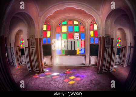 Buntes Mosaik-Fenster auf dem Balkon des Hawa Mahal, Rajasthan, Indien Stockfoto