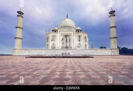 Taj Mahal Grabmal aus weißem Marmor am dramatischen Himmel in Agra, Uttar Pradesh, Indien Stockfoto