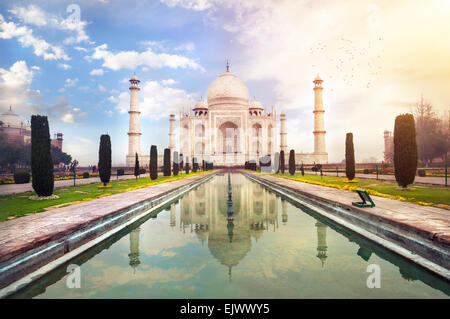 Taj Mahal Grab mit Spiegelbild im Wasser in blauen dramatischen Himmel in Agra, Uttar Pradesh, Indien