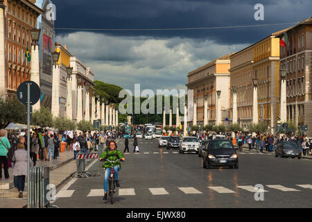Rom, Italien - 3. Mai 2014: Menschen auf der Straße Via della Conciliazione. Vatikanstadt, Italien Stockfoto