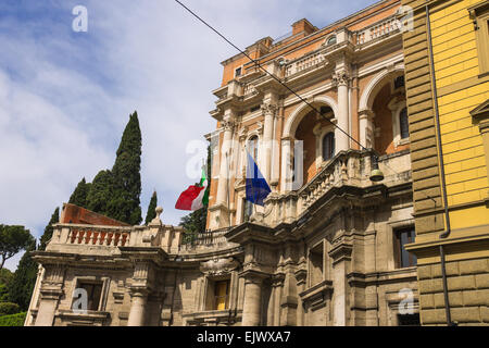 Rom, Italien, 04.Mai 2014: Flagge von Italien und der Europäischen Union auf die Nationalen Institut für Versicherung gegen Arbeitsunfälle in Rom, Italien Stockfoto