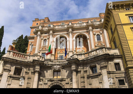 Rom, Italien, 04.Mai 2014: Flagge von Italien und der Europäischen Union auf die Nationalen Institut für Versicherung gegen Arbeitsunfälle in Rom, Italien Stockfoto