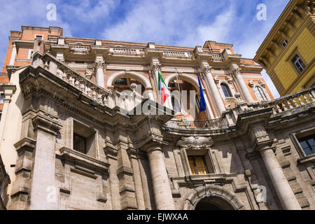 Rom, Italien, 04.Mai 2014: Flagge von Italien und der Europäischen Union auf die Nationalen Institut für Versicherung gegen Arbeitsunfälle in Rom, Italien Stockfoto