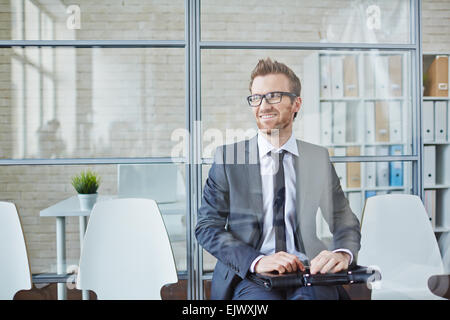 Erfolgreiche Jungunternehmer im Büro sitzen Stockfoto