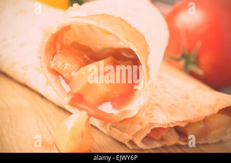 Gemüse in dünne Fladenbrot Tortilla Füllung. Pastell-filter Stockfoto