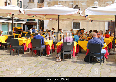 Venedig, Italien - 06.Mai 2014: Touristen Rest an den Tischen in einem Café im Freien in Venedig, Italien Stockfoto