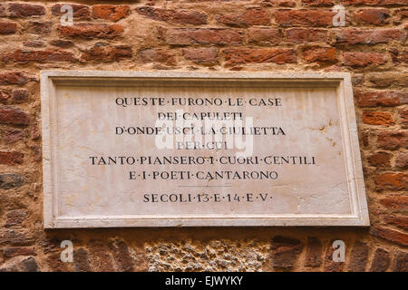 Verona, Italien - 7. Mai 2014: Gedenktafel an der Wand des Hauses Julia in Verona, Italien Stockfoto