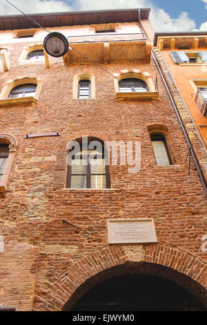 Verona, Italien - 7. Mai 2014: Gedenktafel an der Wand des Hauses Julia in Verona, Italien Stockfoto