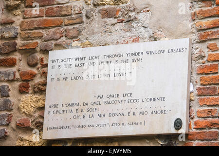 Verona, Italien - 7. Mai 2014: Gedenktafel an der Wand des Hauses Julia in Verona, Italien Stockfoto