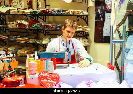 Verona, Italien - 7. Mai 2014: junger Mann arbeitet an der Nähmaschine in der Schenkungssteuer, Verona Italien
