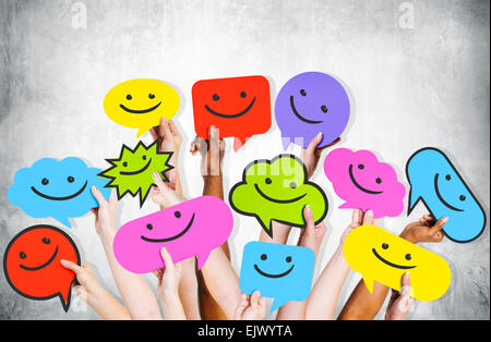 Hände halten Smiley-Gesichter-Symbole. Stockfoto