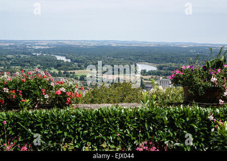 Sancerre ist eine mittelalterliche Gipfelstadt, Gemeinde und Kanton im Département Cher Zentralfrankreich mit Blick auf die Loire. Stockfoto