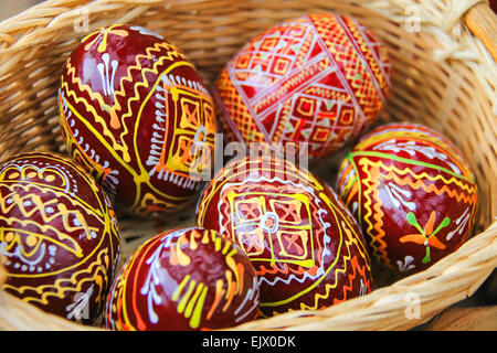 Dorf Urych, Lviv Region. Die Ukraine - Juli 1, 2014: Ostern Eier in einen Korb. Verkauf von Souvenirs in der historischen und kulturellen Reserve" tustan' Stockfoto