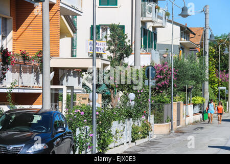 Bellaria Igea Marina, Rimini, Italien - 14 August, 2014: die Menschen auf der Straße im Ferienort Bellaria Igea Marina, Rimini Stockfoto