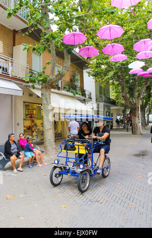 Bellaria Igea Marina, Italien - 14 August 2014: Touristen auf einem Fahrrad im Ferienort Bellaria Igea Marina, Rimini Stockfoto