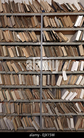 Bücher und Archivierung von Dokumenten in den Regalen Stockfoto