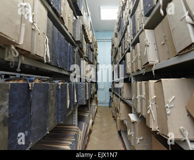 Bücher und Archivierung von Dokumenten in den Regalen Stockfoto