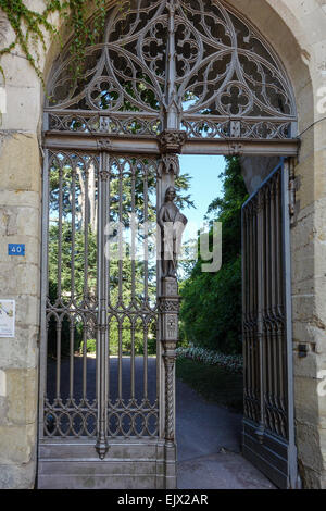 Schloss Montrésor Gebäude und Außenanlagen. Eingangstor. Stockfoto